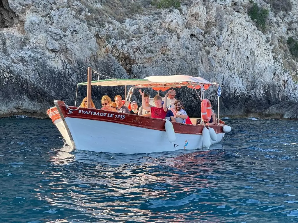 Bootsausflug mit einer lächelnden Gruppe an Board